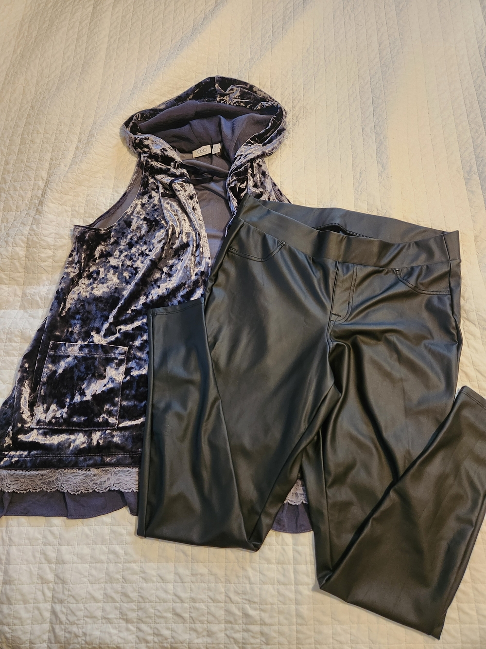 2pc LOT Faux Leather Torrid Leggings SIZW 1 WITH Logo VELEVET Vest HOODIE size L